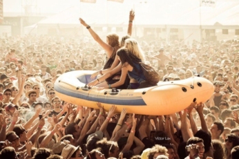 inflatable-raft-crowd-surfing4